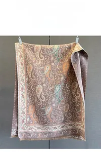 Dettaglio del motivo paisley sullo scialle color pasta di fagioli con bordi a frange