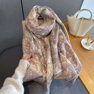 Dettaglio dello scialle con stampa paisley vintage con frange e trama morbida
