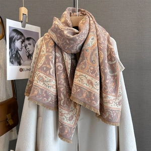 Sciarpa invernale vintage con motivo paisley e nappe su un caldo maglione di maglia
