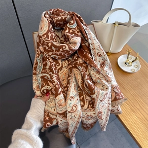 Sciarpa retrò con stampa paisley e frange per i vostri look autunnali e invernali