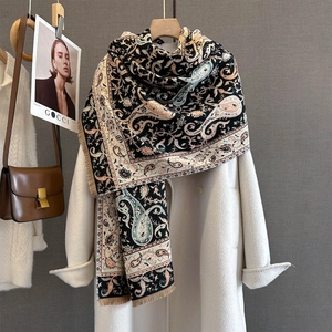 Sciarpa con stampa paisley retrò drappeggiata su cappotto bianco con frange