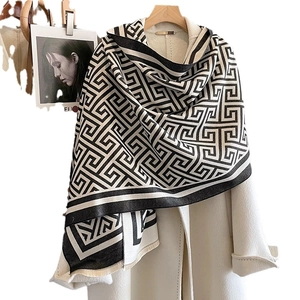 Écharpe en maille noir et blanc classique avec motif méandre grec et franges