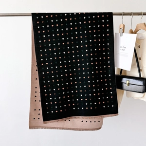 Double-sided heart pattern scarf with fringe, featuring black and beige knit colors