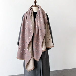 Double-sided heart pattern scarf in pink and beige with fine fringe tassels
