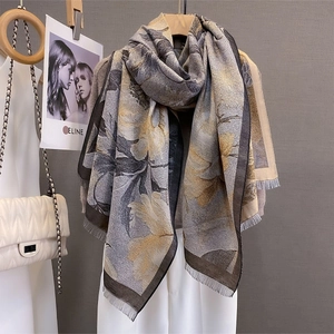 Dettaglio sciarpa jacquard floreale con frange e morbida consistenza tipo cashmere
