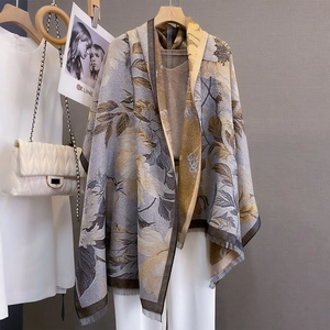 Sciarpa jacquard grigio-blu con motivo floreale in finto cashmere ed elegante