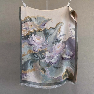 Dettaglio del tessuto jacquard floreale con fili metallici dorati e frange sottili