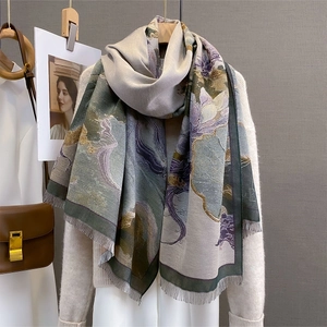 Sciarpa floreale jacquard effetto cashmere con motivo a loto e nappe eleganti