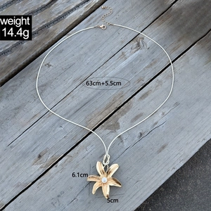 Detail van de bloem hanger met parel en afmetingen van de lange ketting set