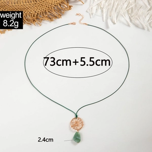 Detail van de boho ketting met groene steen hanger, 73cm koord en 5,5cm verlenging ketting