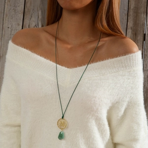 Bohemian stijl lange ketting met groene edelsteen hanger en gouden bloem bedeltje