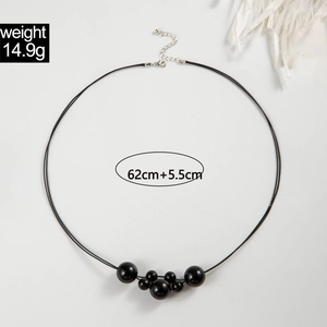 Detail van de zwarte kralenketting met karabijnsluiting, metalen ketting en 62cm lengte