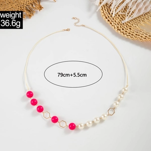 Detail van de lange kralenketting met parels, roze kralen en gouden karabijnsluiting