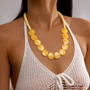 Detailopname van de heldergele hars kralenketting in een modieuze boho-stijl voor dames