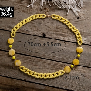 Detailweergave van de gele schakelketting met marmeren kralen en de afmetingen