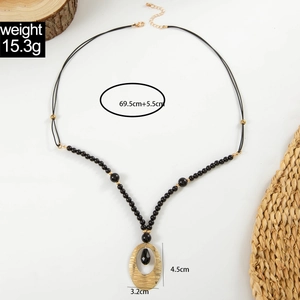 Detailoverzicht van de lange kralenketting met afmetingen van de gouden hanger