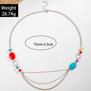 Detail van boheemse gelaagde ketting met kleurrijke kralen en zilveren metalen schakels