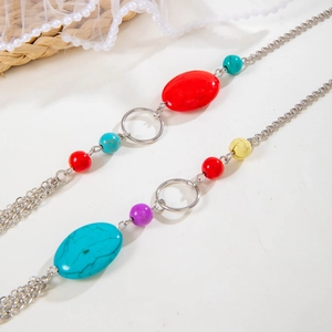 Detail van de boheemse gelaagde ketting met kleurrijke stenen en zilveren legering