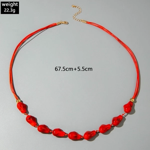 Detail van rode kralenketting met meerdere strengen, gewicht 22,3g en lengteafmetingen