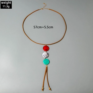 Detailopname van bohemien bloemenketting met harskralen en kwastjes decoratie