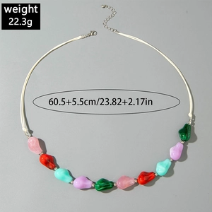 Detailweergave van de kleurrijke kralenketting met karabijnsluiting en verlengketting
