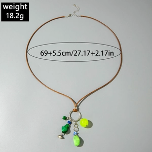 Detailweergave van bohemian lange hanger ketting met kleurrijke kralen en zilveren ring