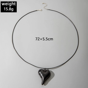 Detail van zwarte hartvormige hanger ketting met koord en verstelbare zilveren sluiting