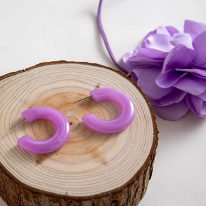Eleganti orecchini a cerchio a C in acrilico viola con trama marmorea su legno