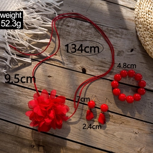 Set gioielli da donna con collana a fiore rosso e bracciale di perle acriliche