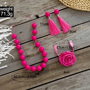 Set collana e orecchini con perline acriliche colorate e decorazioni con rose