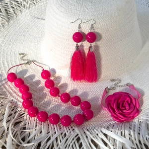 Set gioielli fucsia in acrilico con bracciale rosa a nastro e orecchini abbinati