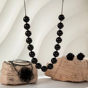 Set di gioielli neri 3 pezzi con collana di perline, fiore in rete e orecchini a rosa