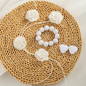 Dettaglio della collana con rose in tessuto bianco con orecchini a cuore e braccialetto