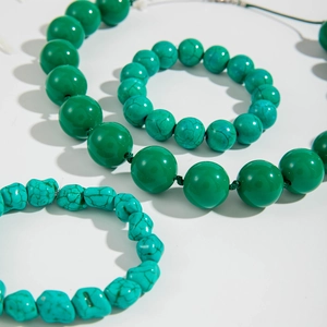 Vista dettagliata delle perle acriliche verdi e del set collana e bracciale stile turchese