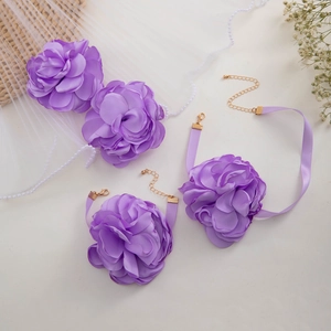 Dettaglio del set collana rosa in raso viola con chiusura a moschettone dorata e catena