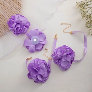 Vista dettagliata del set di gioielli con rose in raso viola con choker e braccialetto