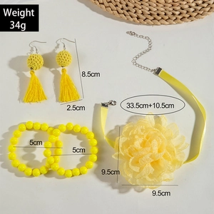 Dettaglio del set choker con fiore giallo e orecchini all'uncinetto con dimensioni