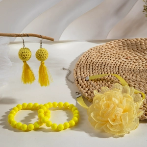 Dettaglio del set di gioielli giallo con collana a nastro floreale e orecchini