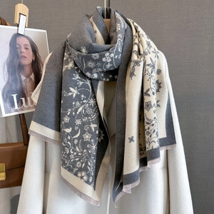 Écharpe florale en maille gris et beige style cachemire avec franges pour femme
