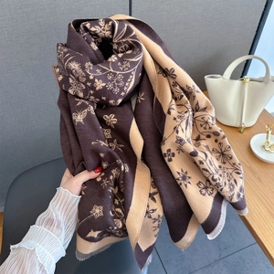 Détails de texture d'écharpe réversible épaisse avec jacquard papillon floral et franges