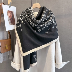 Détail d'une écharpe d'hiver aux motifs floraux contrastés et tissu doux et chaud