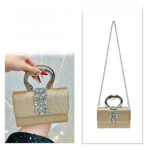Détail du sac de soirée à paillettes dorées avec fermoir cristal et poignée coeur