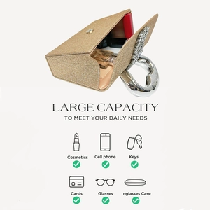 Détail d'un sac de soirée pailleté doré montrant sa grande capacité pour le maquillage