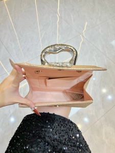 Sac de soirée pailleté doré avec poignée argentée et bandoulière en chaîne
