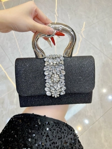 Détail du sac de soirée à paillettes noires avec poignée cygne et cristaux étincelants