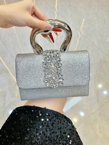 Détail du sac de soirée à paillettes argentées avec strass et poignée en forme de cygne