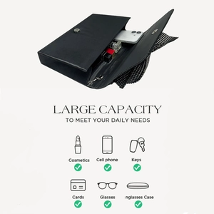 Détail de la pochette de soirée en cuir noir montrant sa grande capacité de rangement