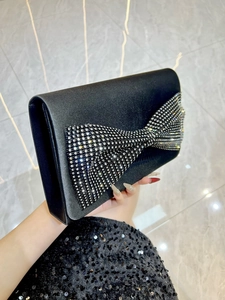 Pochette de soirée élégante en satin noir avec un grand nœud en strass et bandoulière