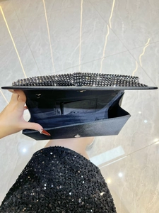 Pochette de soirée noire élégante avec strass argentés brillants et nœud chic