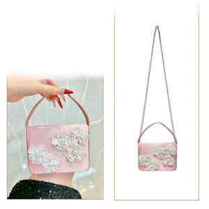Détail du sac de soirée en satin rose avec broderie de fleurs et perles